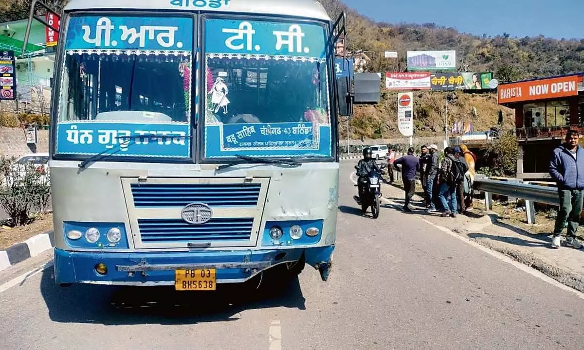 सोलन जिले में बस और कार की टक्कर में दो घायल