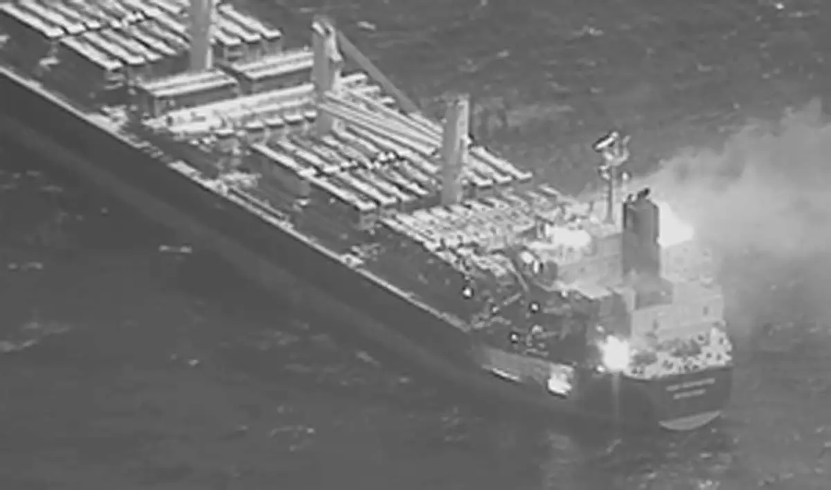 मालवाहक जहाज पर मिसाइल हमले में तीन की मौत: अमेरिकी सेना