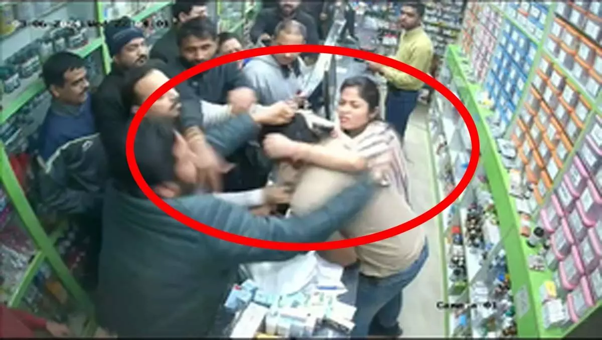 फार्मेसी में घुसकर व्यापारी की पिटाई, बीच-बचाव कर रही थी महिला, VIDEO