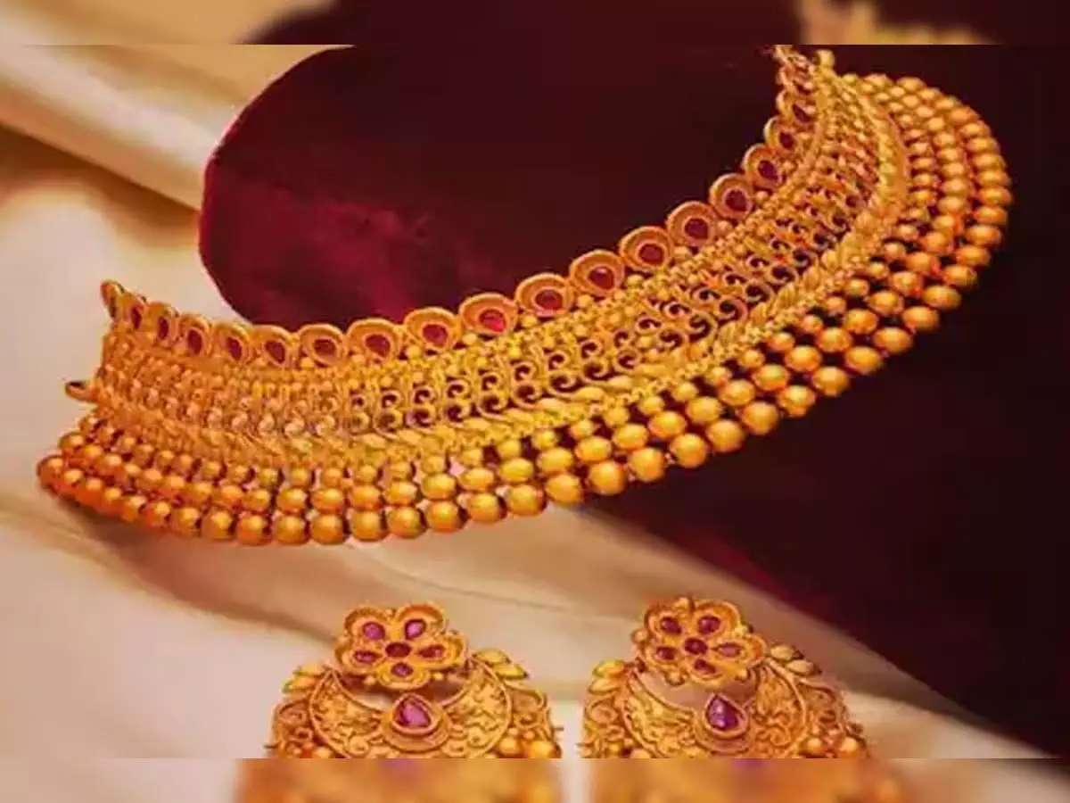 भारत में आज 24-22 कैरेट सोने की कीमतों में 110 रुपये की गिरावट आई