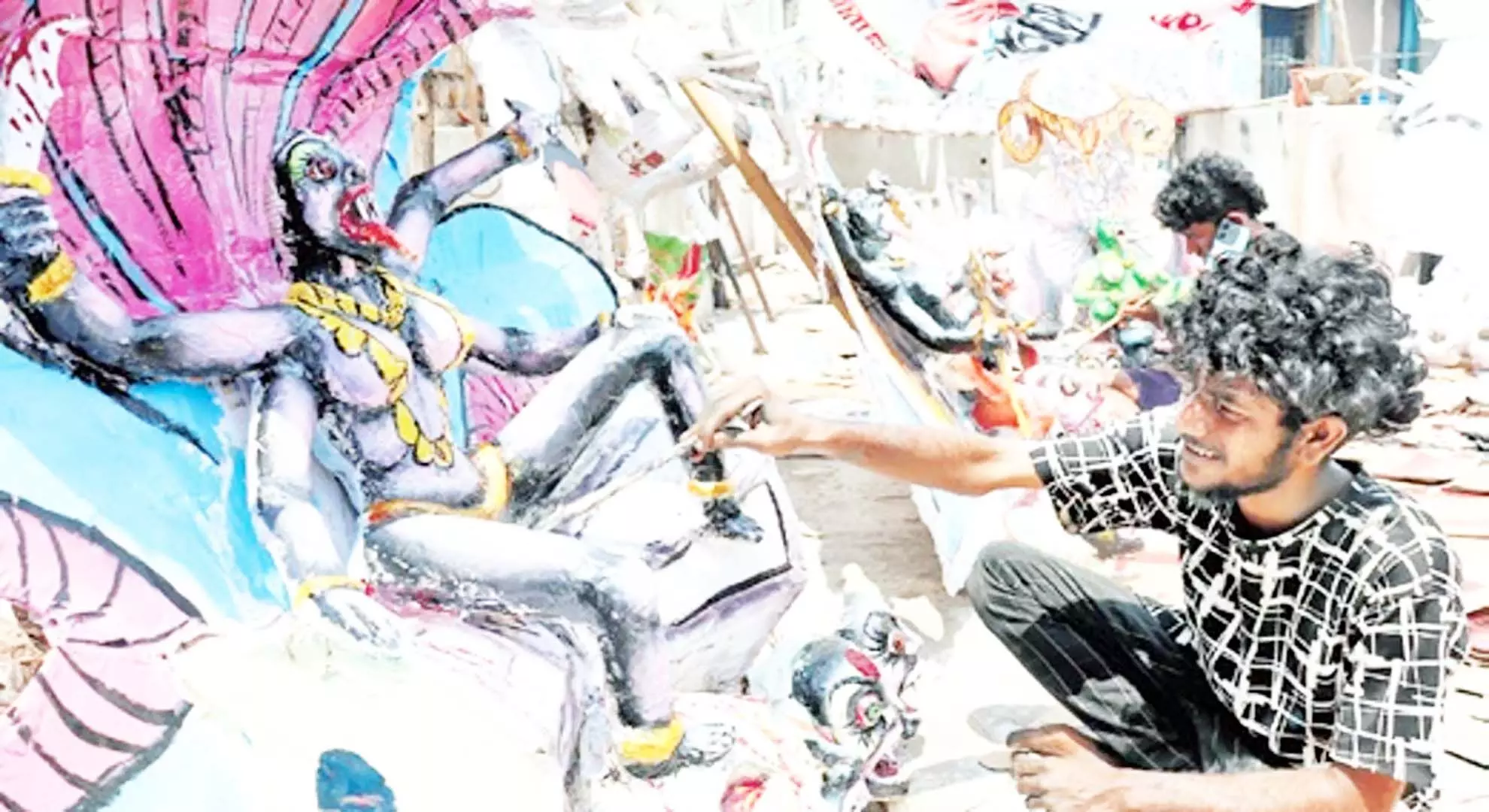 मक्कन कलाकार मयना कोल्लई मूर्तियों को जीवंत बनाते हैं