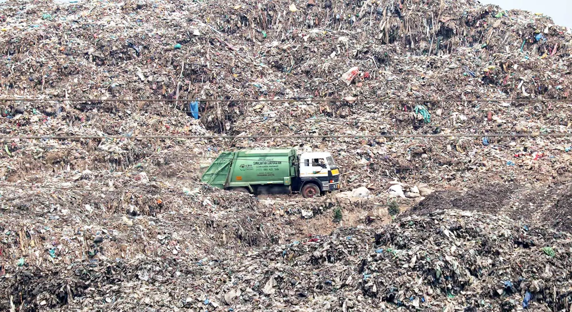 दो दिनों से कूड़े के ढेर में आग लगने से विल्लुपुरम गांव संकट में है