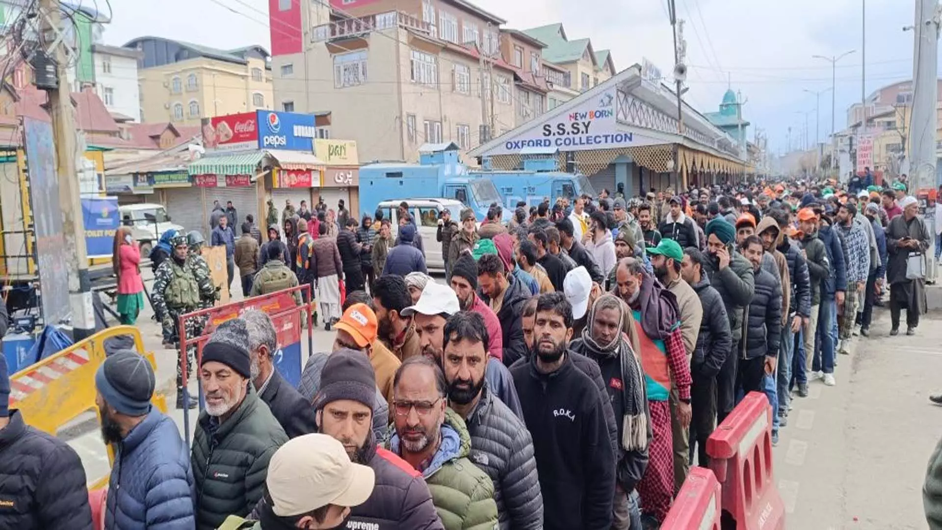 कश्मीरियों को उम्मीद है कि पीएम मोदी शांति और प्रगति का तोहफा लाएंगे