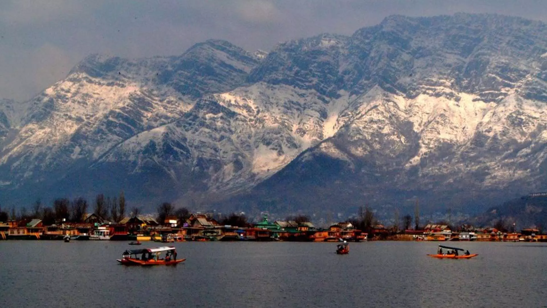 गुलमर्ग और पहलगाम को छोड़कर, कश्मीर में तापमान हिमांक बिंदु से ऊपर बना हुआ