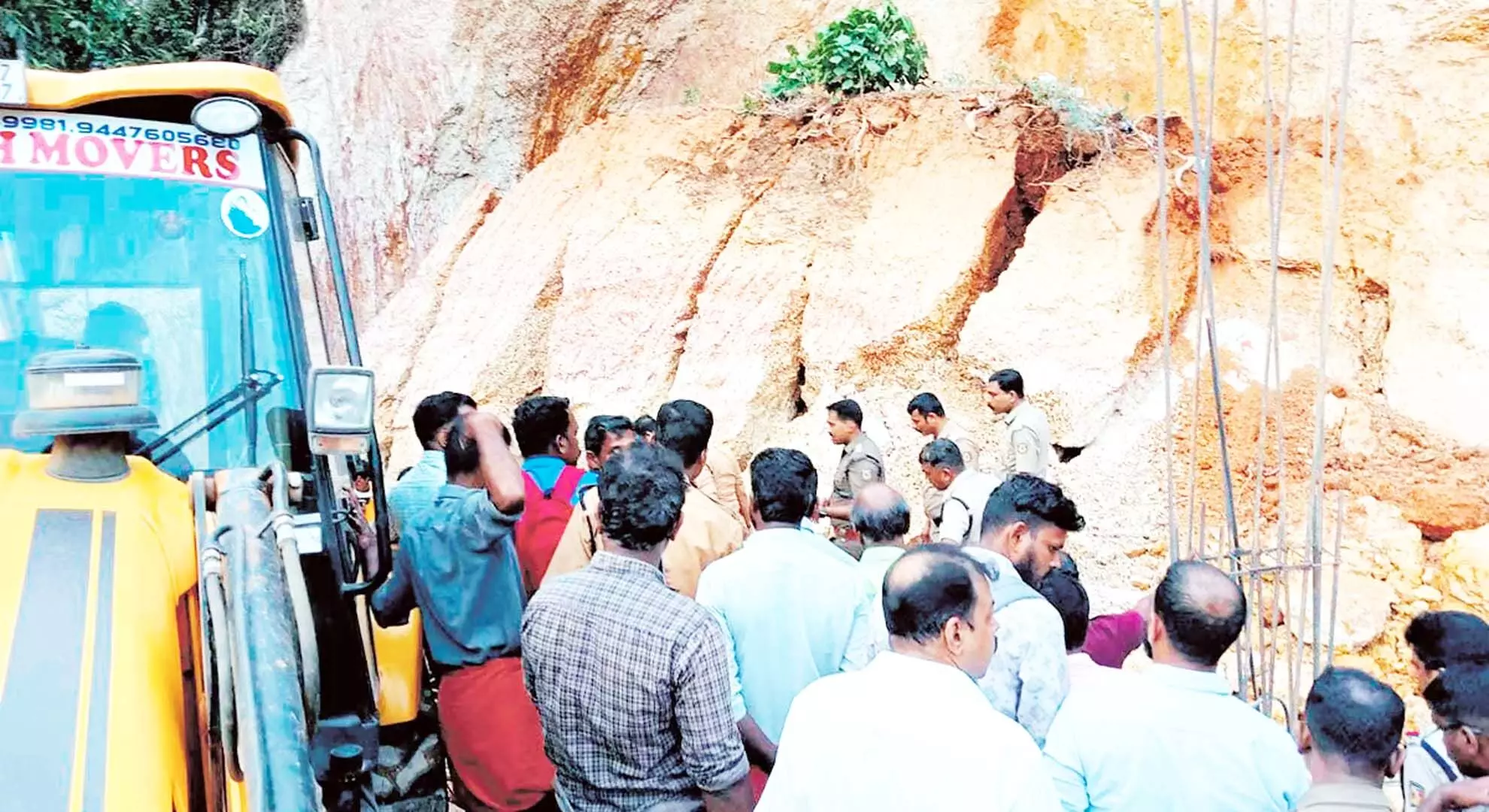 केरल में पिरावोम के पास निर्माण स्थल पर जमीन धंसने से पश्चिम बंगाल के 3 प्रवासी श्रमिकों की मौत हो गई