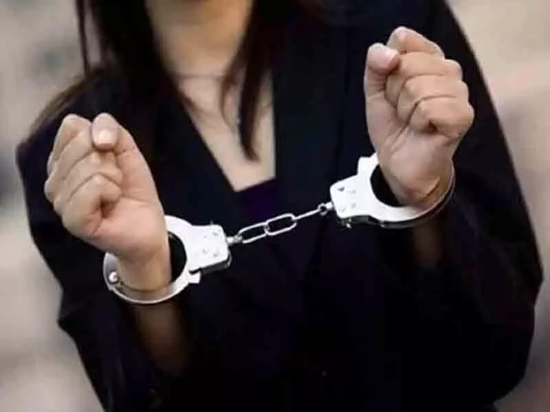 पुलिस ने महिला नशा तस्कर को किया गिरफ्तार, 106 ग्राम चरस बरामद