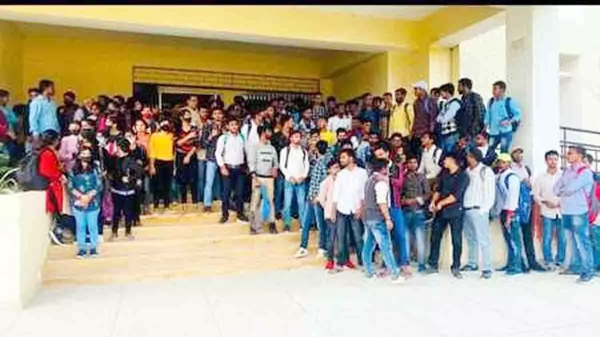 दरभंगा कॉलेज ऑफ इंजीनियरिंग के छात्रों को प्रिंसिपल का विरोध करना पड़ महंगा