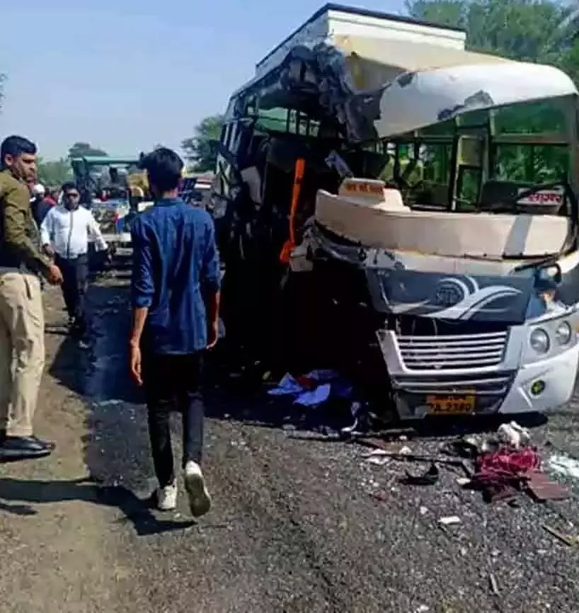 बस और ट्रक की आमने-सामने भिड़ंत, 42 यात्री घायल, 3 की मौत