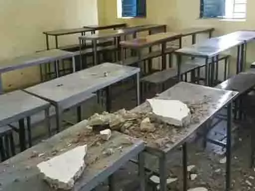 सरकारी स्कूल के छत का प्लास्टर गिरा, 30 बच्चे थे मौजूद
