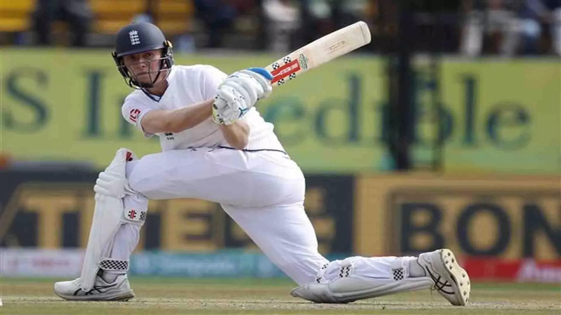 कुलदीप, अश्विन ने मिलकर इंग्लैंड को पहली पारी में 218 रन पर समेटा
