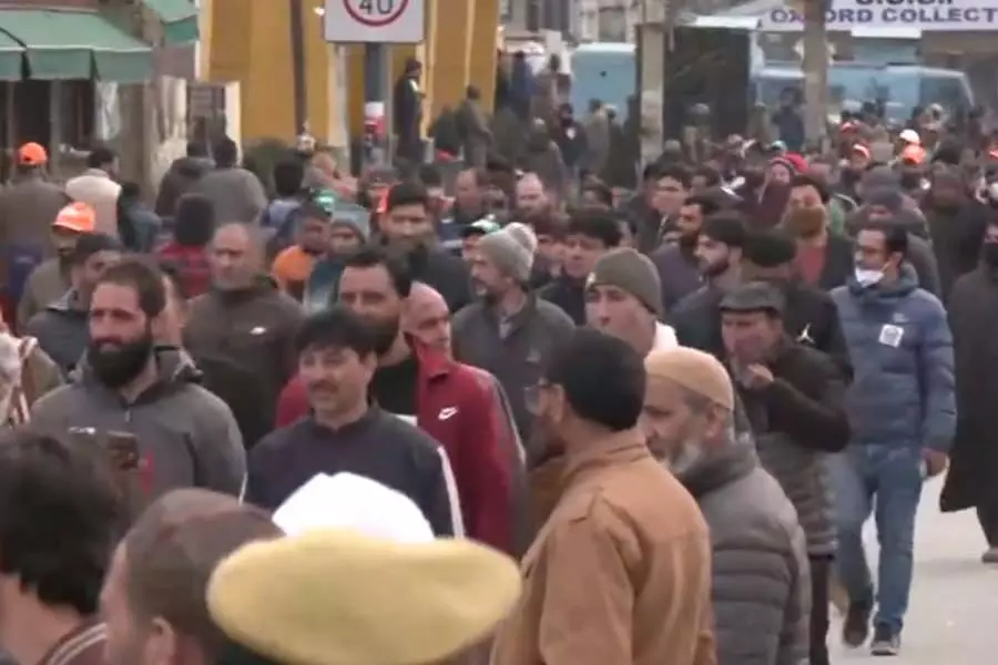 श्रीनगर में प्रधानमंत्री नरेंद्र मोदी की रैली से पहले बख्शी स्टेडियम में उमड़ी भीड़