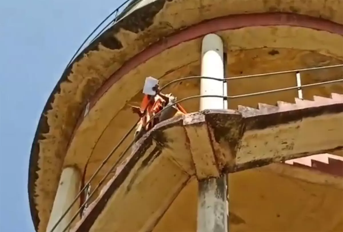 ये क्या...! महिला ने पानी की टंकी पर चढ़कर किया हाईवोल्टेज ड्रामा, सहमे अफसर, VIDEO