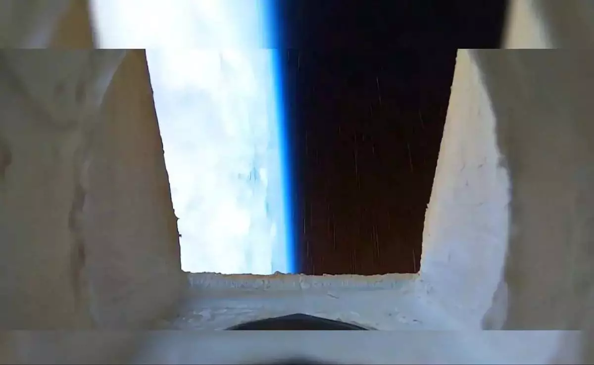 वीडियो में अंतरिक्ष यान को पृथ्वी के वायुमंडल में प्रवेश करते हुए दिखाया गया