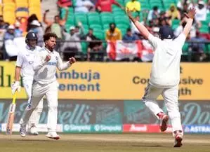 कुलदीप ने पांच और अश्विन ने चार विकेट लेकर इंग्लैंड को 218 पर समेटा