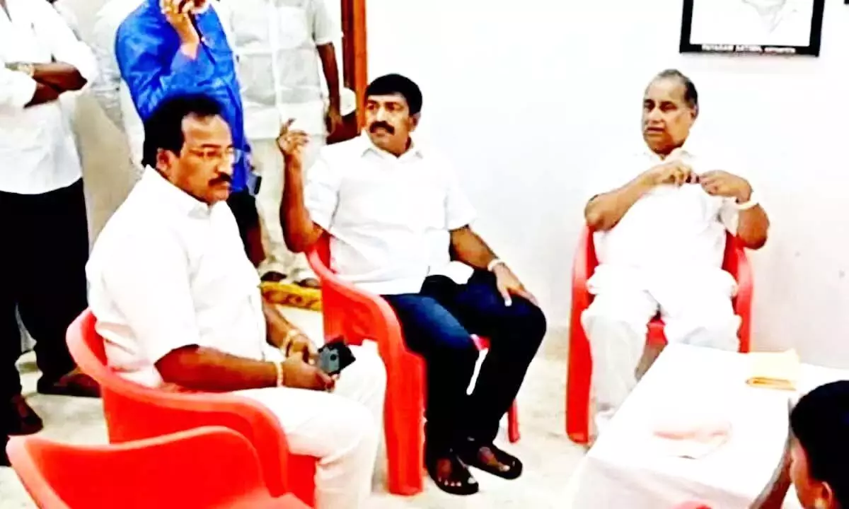 वाईएसआरसीपी नेताओं ने मुद्रागड़ा पद्मनाभम से मुलाकात की