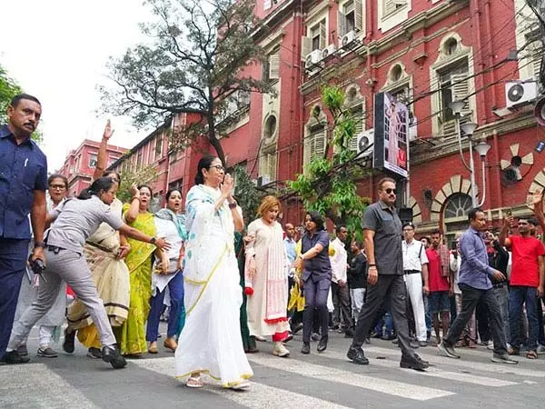 मुख्यमंत्री ममता बनर्जी ने कोलकाता में महिला विंग रैली का किया नेतृत्व
