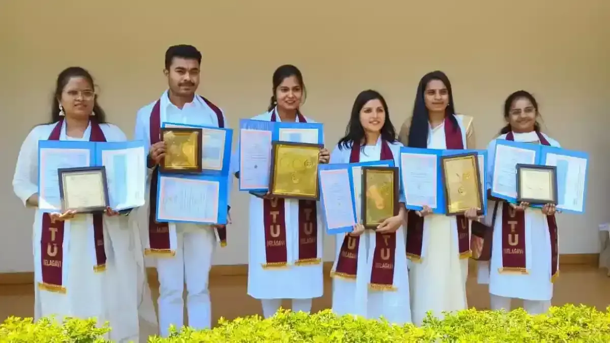 सरकारी कॉलेज के छात्र के लिए 3 स्वर्ण पदक, छोटे होटल मालिक की बेटी के लिए 4 स्वर्ण पदक