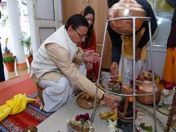 मुख्यमंत्री धामी ने अपने आधिकारिक आवास पर देवताओं का अभिषेक अनुष्ठान किया