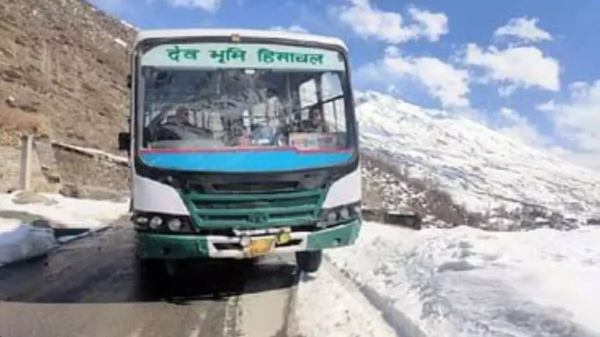 हिमाचल में चार दिन बाद वाहनों की आवाजाही बहाल
