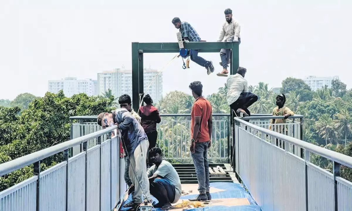 अक्कुलम में सबसे लंबा कांच का पुल रोमांच चाहने वालों के लिए एक दावत