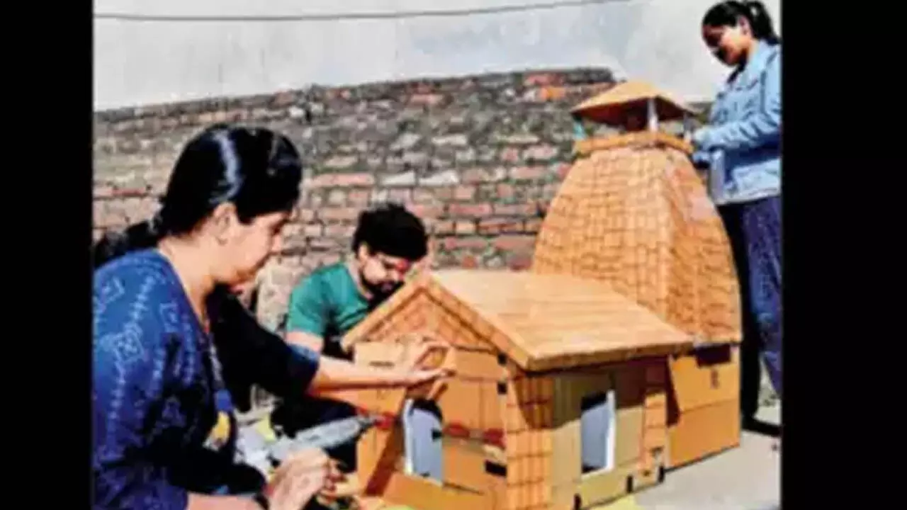 कलाकारों ने बिस्कुट से बनाई केदारनाथ मंदिर की प्रतिकृति