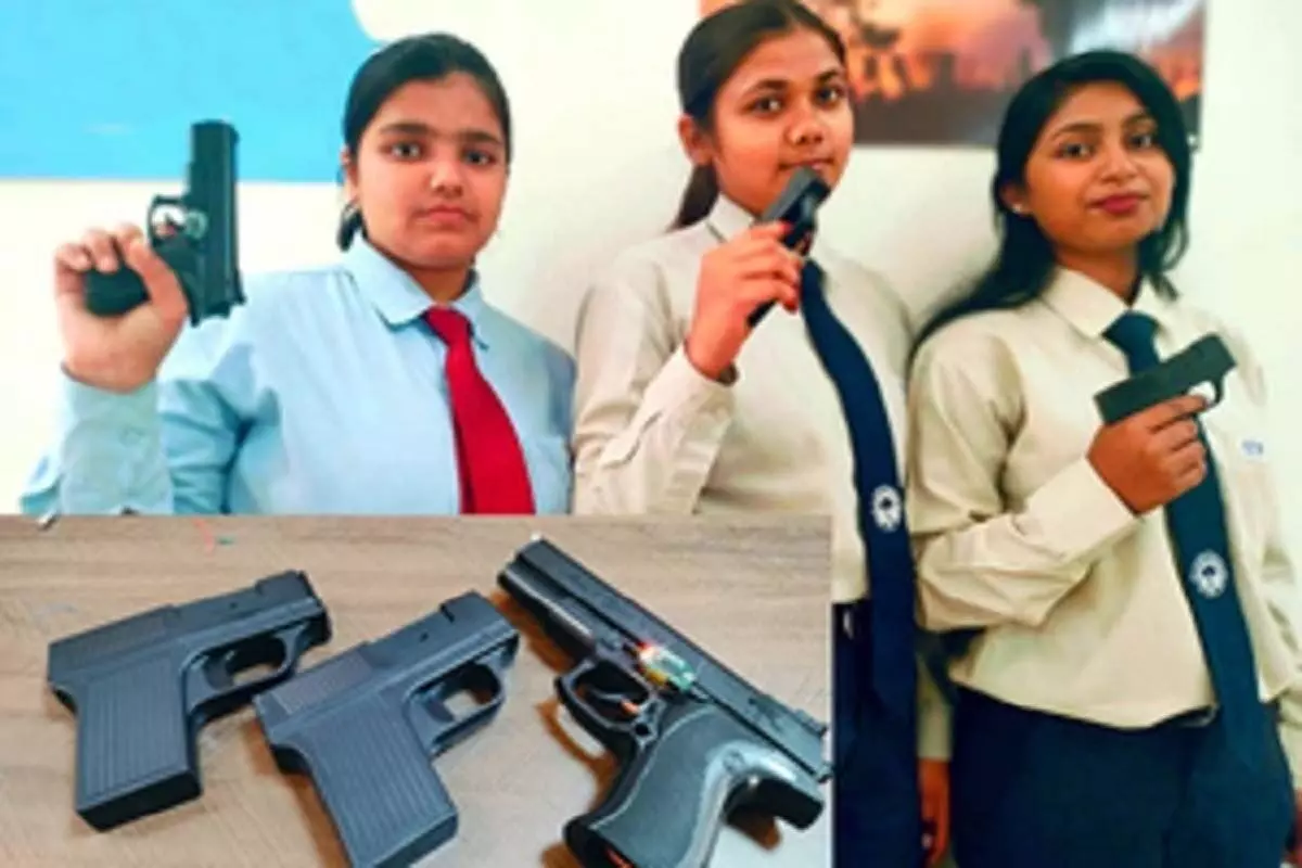 महिला दिवस: लड़कियों ने बनाई करंट मारने वाली पिस्टल, मनचलों को सिखाएगी सबक