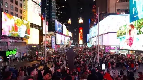 महाशिवरात्रि के लिए रोशनी से जगमगाया न्यूयॉर्क का टाइम्स स्क्वायर
