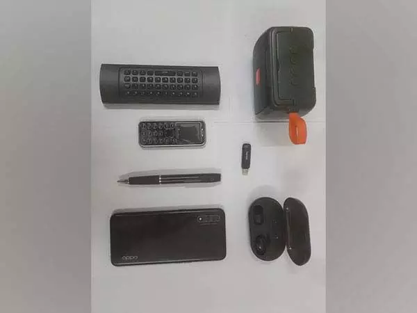 डिब्रूगढ़ जेल में जासूसी कैमरा, स्मार्टफोन बरामद, जेल अधीक्षक निपेन दास गिरफ्तार