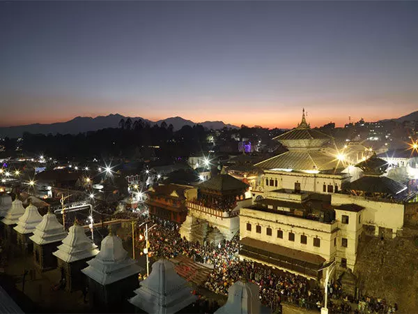 महा शिवरात्रि पर काठमांडू के पशुपतिनाथ मंदिर में उमड़े नेपाली हिंदू श्रद्धालु