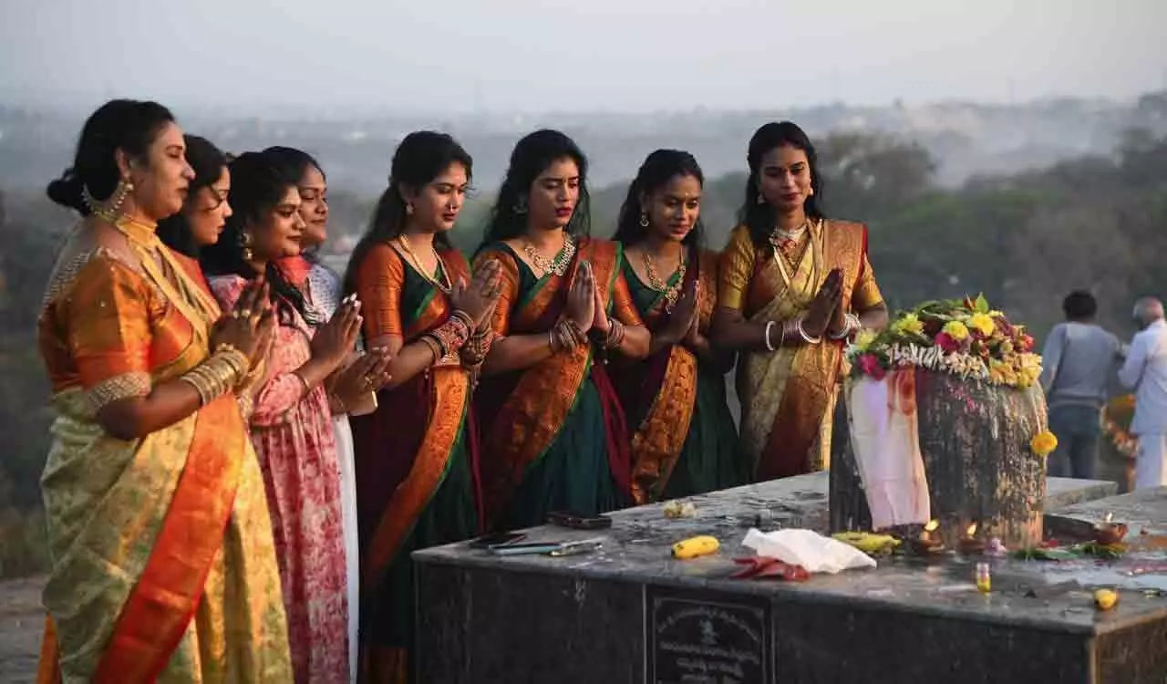 हैदराबाद के ऐतिहासिक मंदिरों में भक्तों की भीड़ उमड़ पड़ी