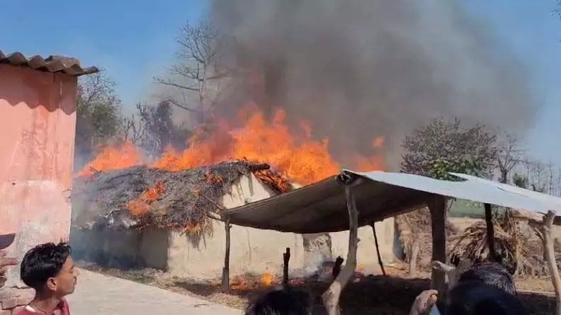 अज्ञात कारणों के चलते एक घर में लगी आग, 12 घर जले