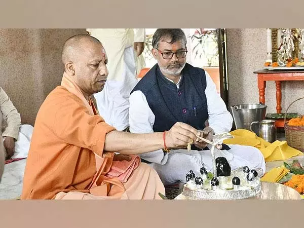 सीएम योगी ने महा शिवरात्रि पर गोरखनाथ मंदिर में किया रुद्राभिषेक