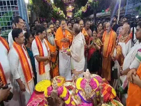 उपमुख्यमंत्री ने महा शिवरात्रि पर श्रीशैलम मंदिर में देवताओं को कपड़े चढ़ाए