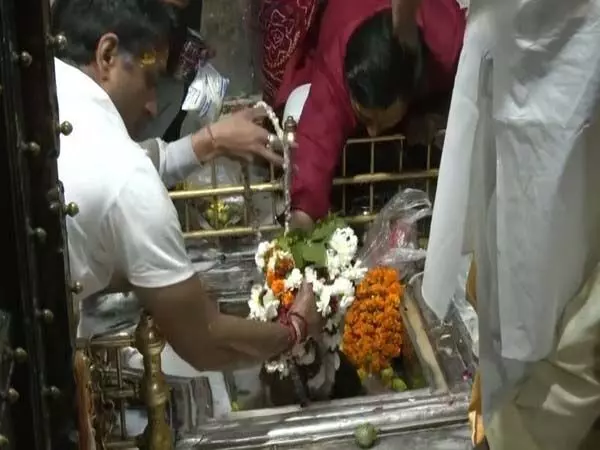 महा शिवरात्रि पर भगवान शिव के दर्शन के लिए झारखंड महादेव मंदिर में भक्तों का तांता लगा हुआ