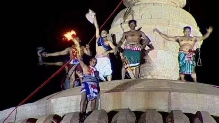 महाशिवरात्री उत्सव का समापन, जब महादीपा को भुवनेश्वर में लिंगराज मंदिर के ऊपर उठाया गया, भक्तों ने उपवास तोड़ा