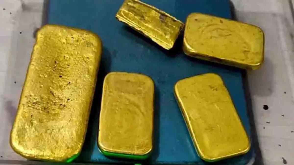 मुंबई एयरपोर्ट पर पकड़ाया करोड़ों का सोना, चप्पल की तली में छिपाए थे