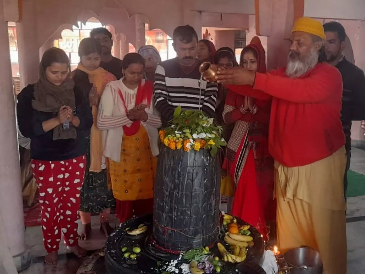 हर-हर महादेव से गूंजे शिवालय, मंदिरों में उमड़ी भीड़