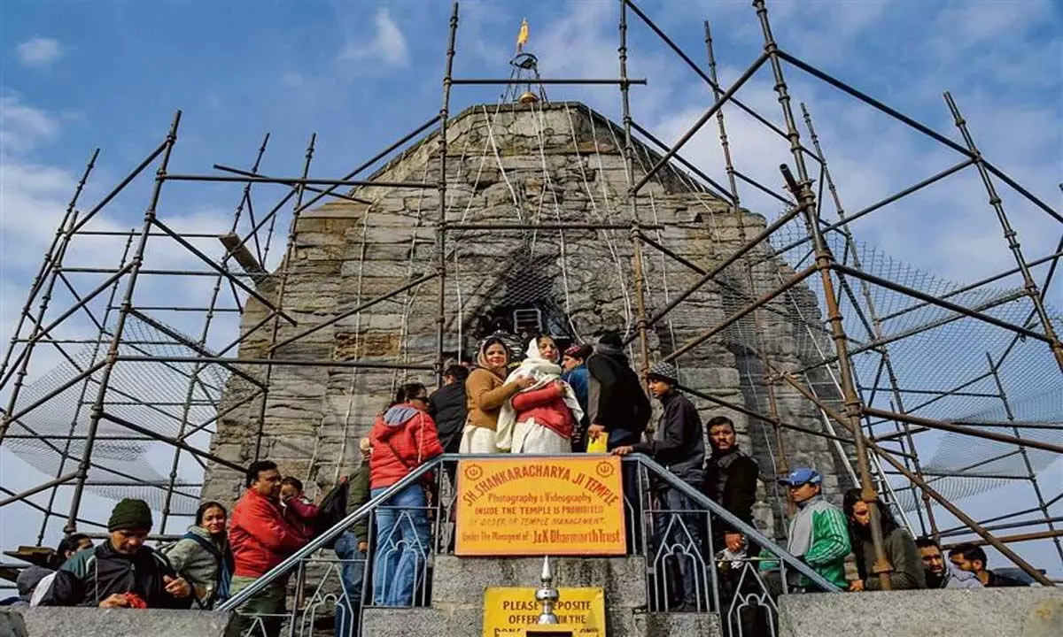 महाशिवरात्रि पर शंकराचार्य मंदिर में भक्तों की भारी भीड़ उमड़ती