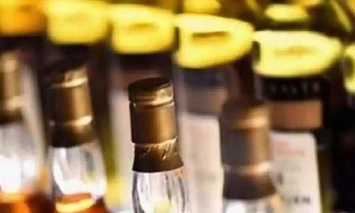 सरकार शराब की अवैध होम डिलीवरी पर रोक लगाने की योजना बना रही