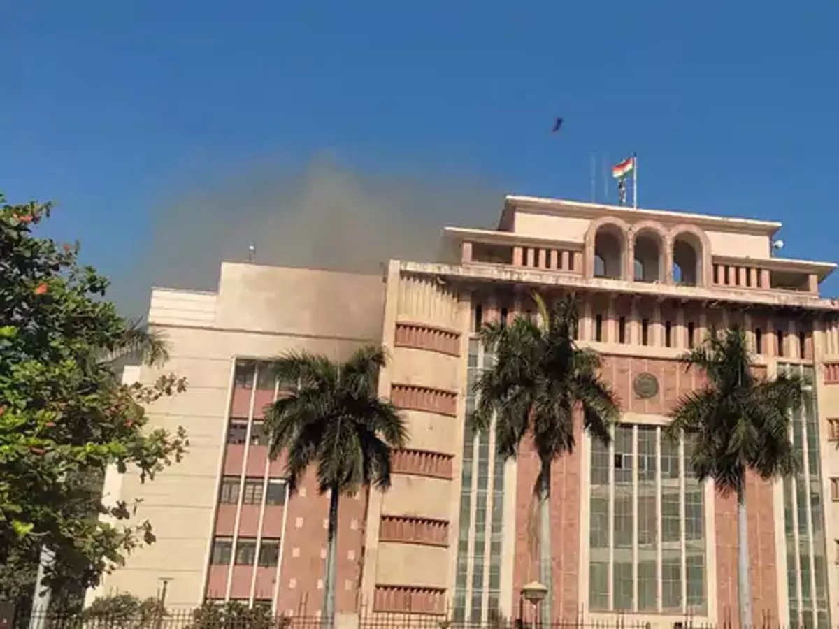 आग की चपेट में मंत्रालय भवन, अफरातफरी का बना माहौल