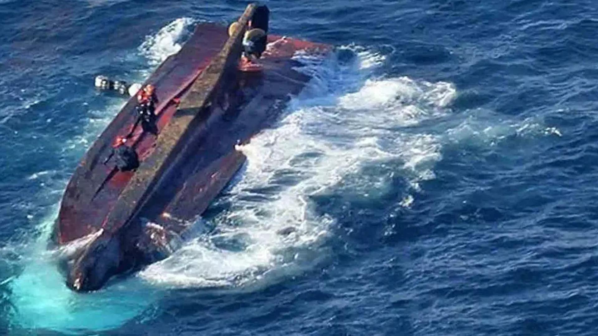 दक्षिण कोरिया में मछली पकड़ने वाली नाव पलटने से सात लोग लापता