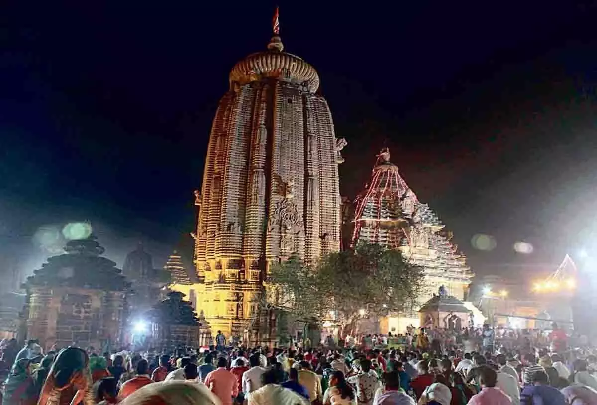 ओडिशा: लाखों लोगों ने समय पर लिंगराज मंदिर के ऊपर महादीप को उठते हुए देखा