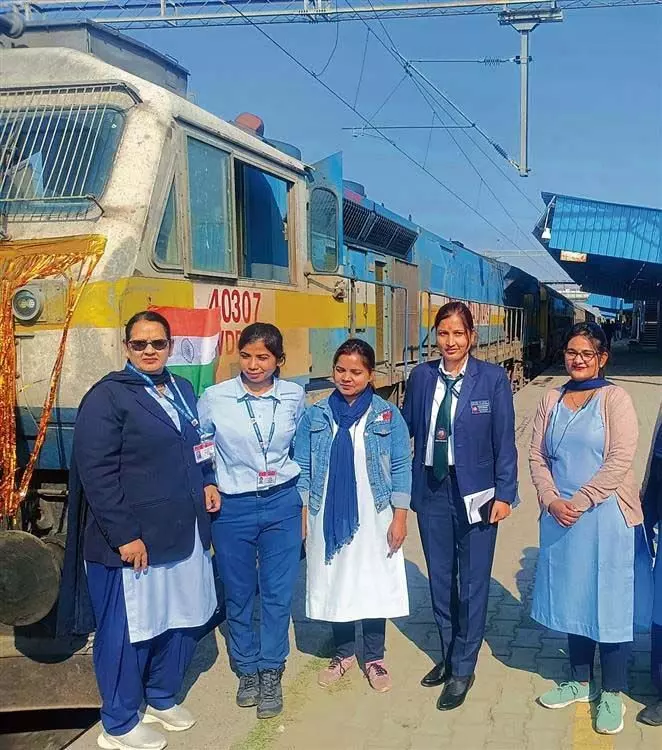 अंतर्राष्ट्रीय महिला दिवस पर फिरोजपुर में ट्रेन का संचालन केवल महिला रेलवे कर्मचारियों द्वारा किया गया