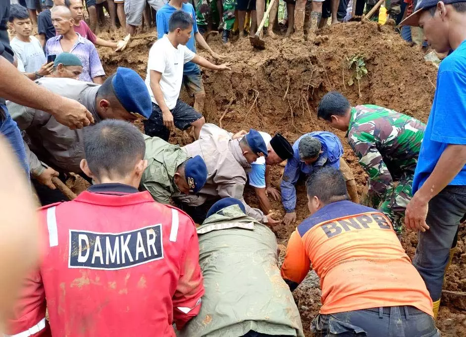 इंडोनेशिया के पश्चिमी प्रांत में बाढ़ और भूस्खलन से तीन लोगों की मौत, 10 अन्य लापता