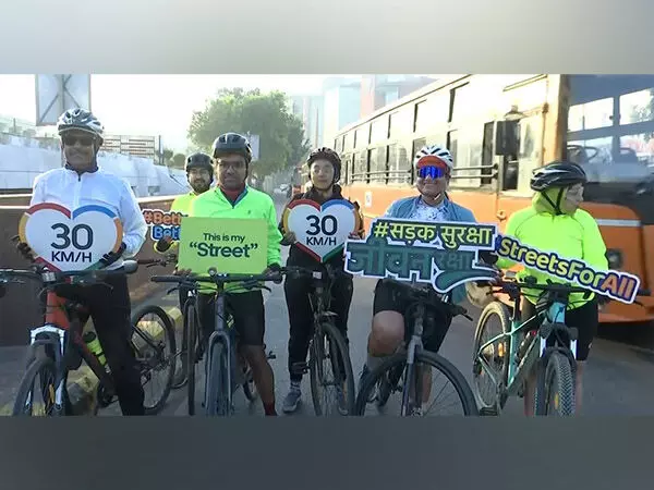 साइकिल चालकों ने दिल्ली में सड़क सुरक्षा जागरूकता अभियान चलाया