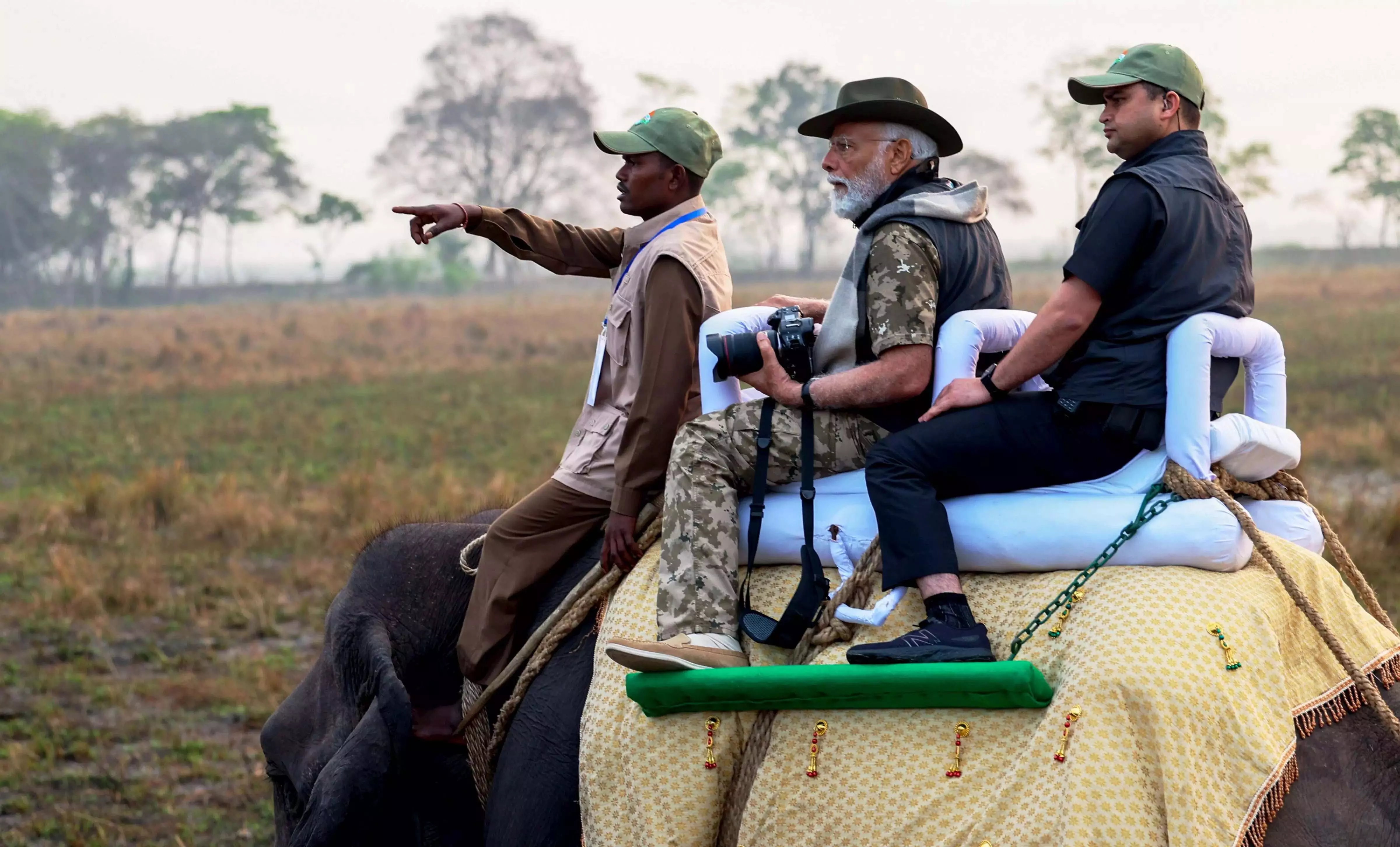 पीएम मोदी ने असम के काजीरंगा में सफारी का आनंद लिया