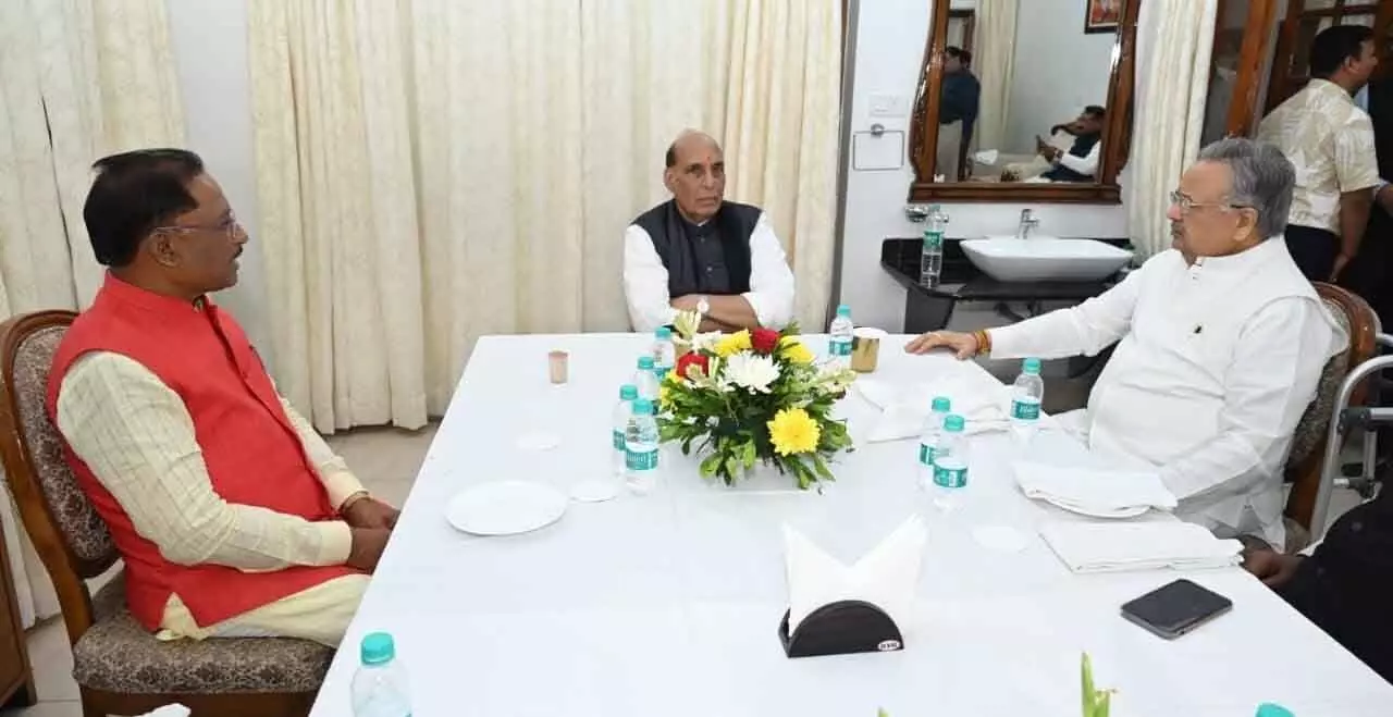 मुख्यमंत्री निवास में राजनाथ सिंह, विष्णुदेव साय और रमन सिंह के बीच हुई चर्चा