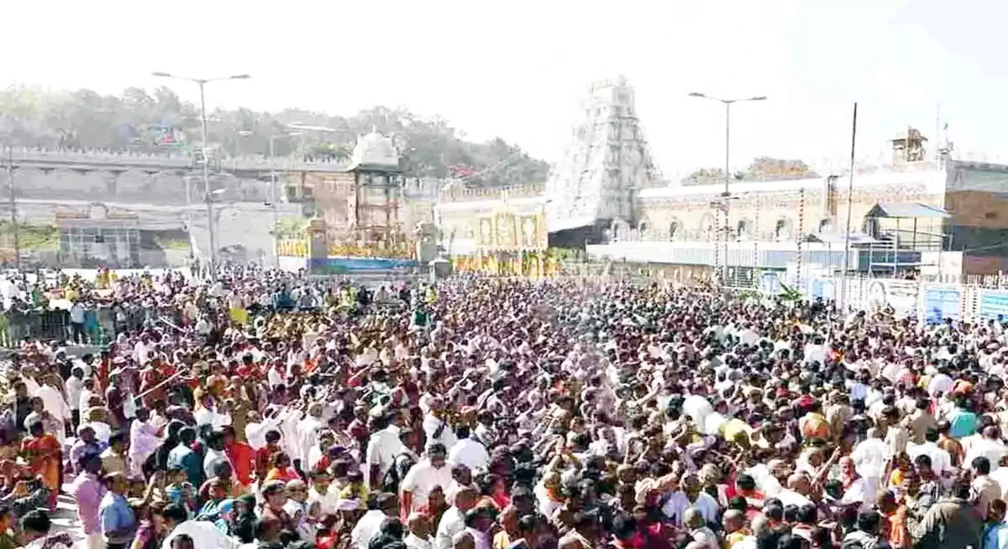 तिरुमाला मंदिर में 18 घंटे तक दर्शन के लिए भक्तों की भीड़ जारी है