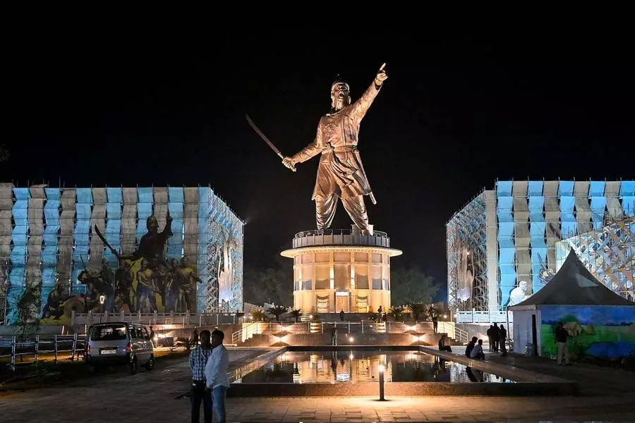 प्रधानमंत्री नरेंद्र मोदी ने जोरहाट में लाचित बोरफुकन की 125 फुट ऊंची प्रतिमा का अनावरण किया