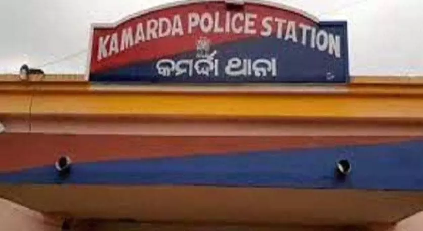 आरोपियों की गिरफ्तारी की मांग को लेकर ग्रामीणों ने पुलिस कर्मियों को हिरासत में लिया